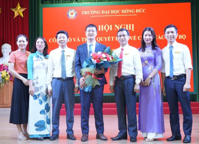 Trường Đại học Hồng Đức công bố và trao Quyết định về công tác Cán bộ