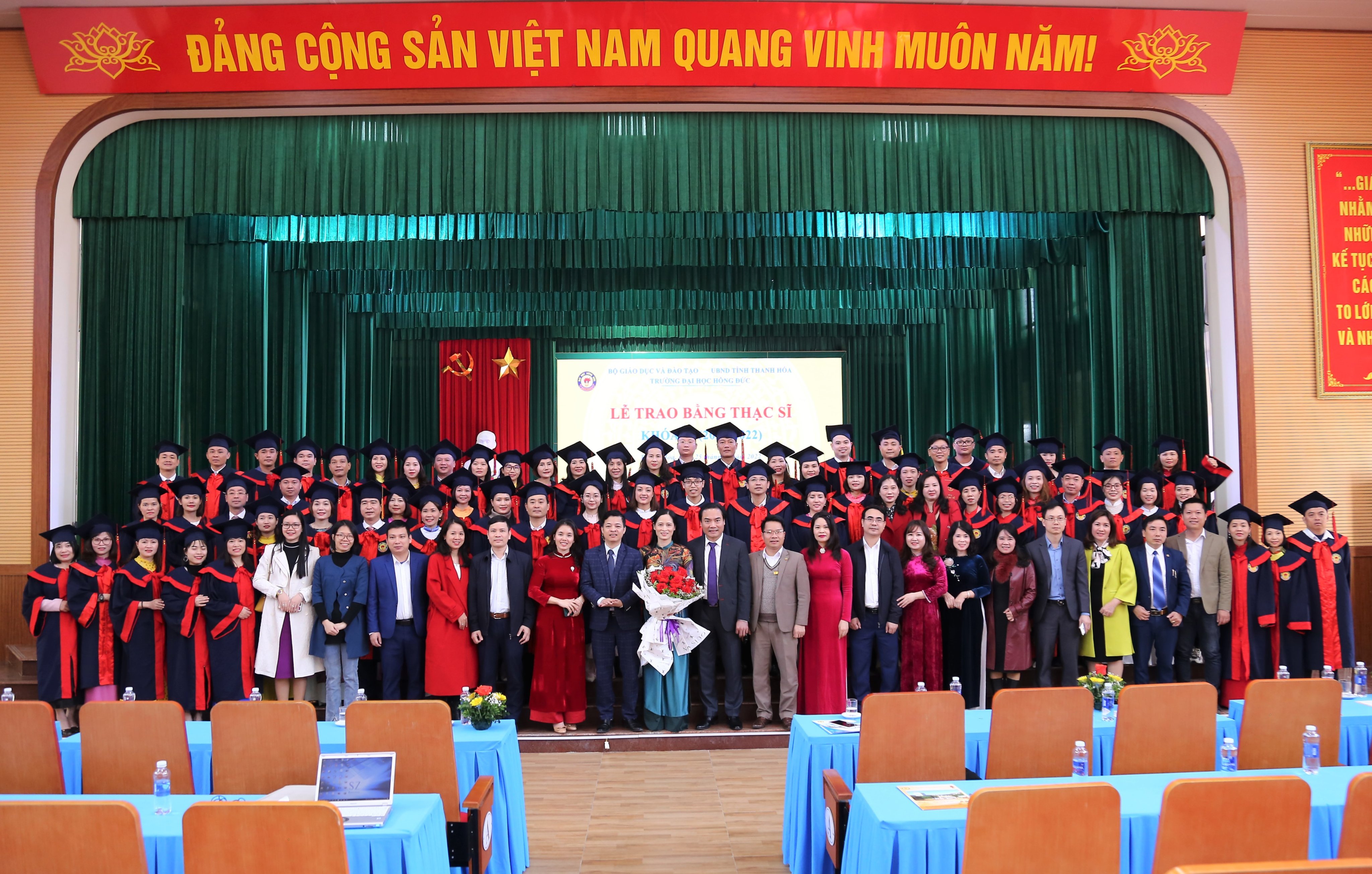 Trường Đại học Hồng Đức tổ chức Lễ trao bằng thạc sĩ cho 233 học viên cao học K13, khóa 2020 -2022