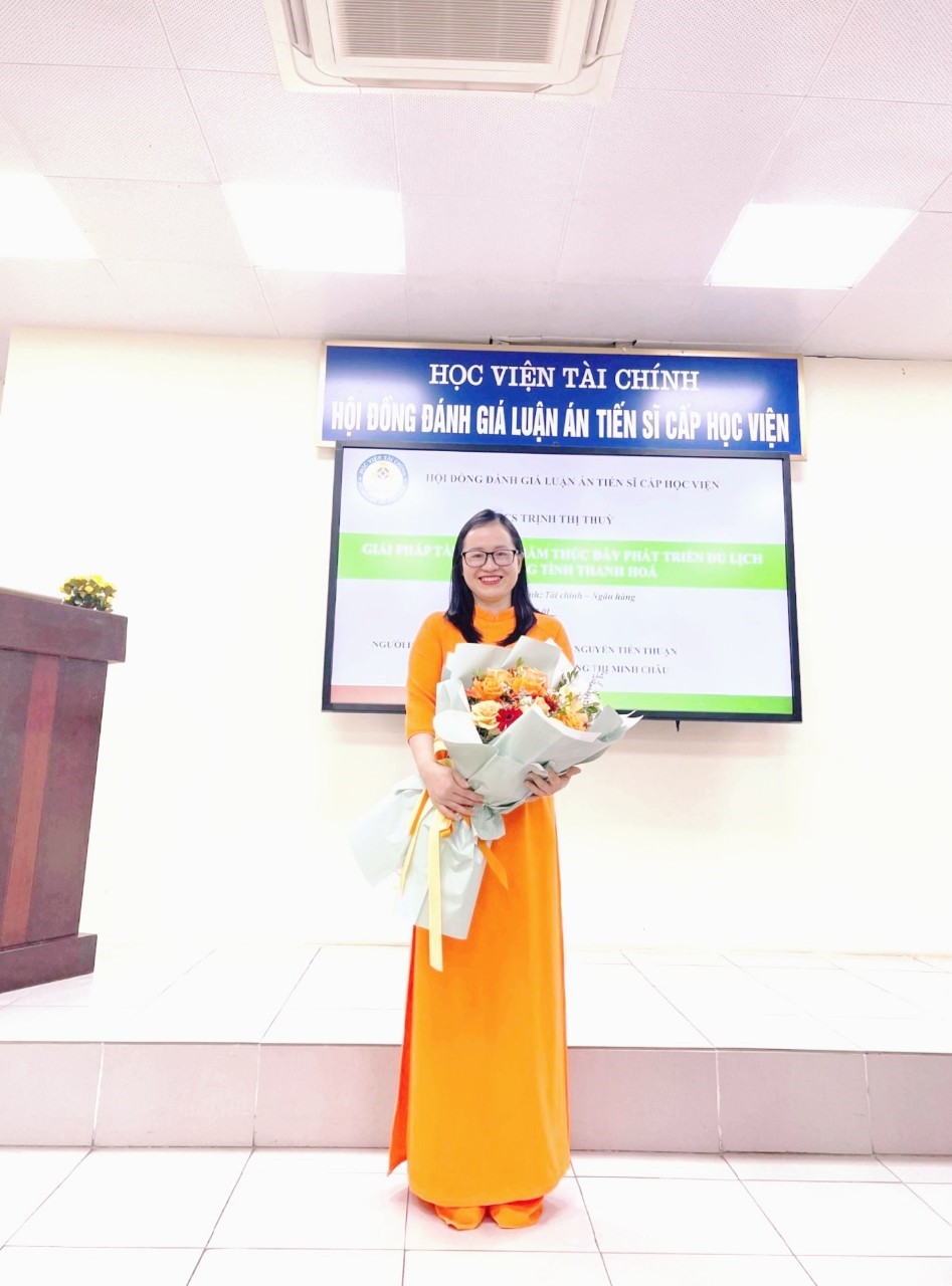 Nghiên cứu sinh Trịnh Thị Thuỳ, Giảng viên Khoa Kinh tế - Quản trị kinh doanh đã bảo vệ thành công luận án tiến sĩ, chuyên ngành Tài chính - Ngân hàng tại Học viện Tài chính.