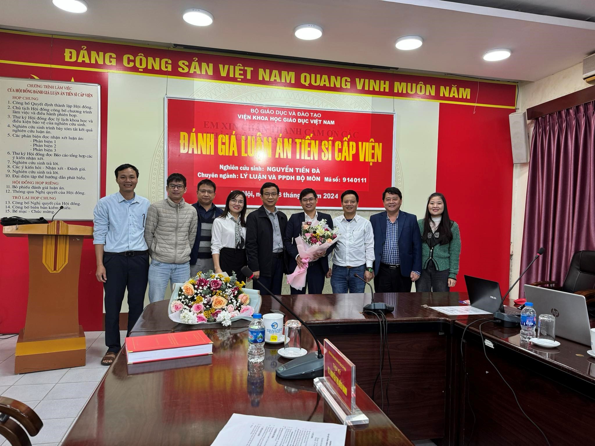 Nghiên cứu sinh Nguyễn Tiến Đà, Giảng viên Khoa Khoa học tự nhiên, Trường Đại học Hồng Đức đã bảo vệ thành công luận án tiến sĩ  tại viện Khoa học Giáo dục Việt Nam.