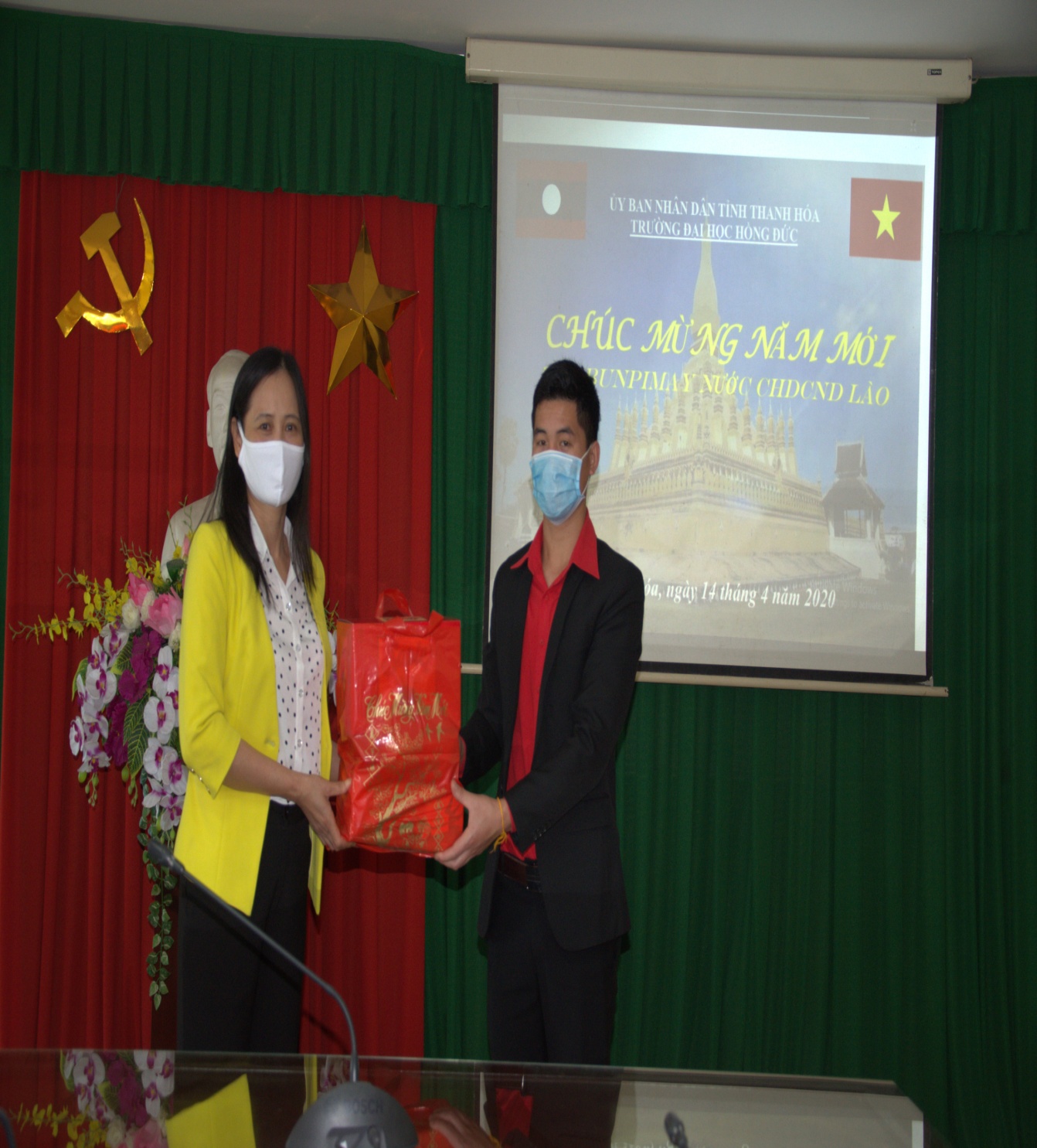 Trường Đại học Hồng Đức chúc tết LHS Lào nhân dịp Tết cổ truyền Boun Pi May