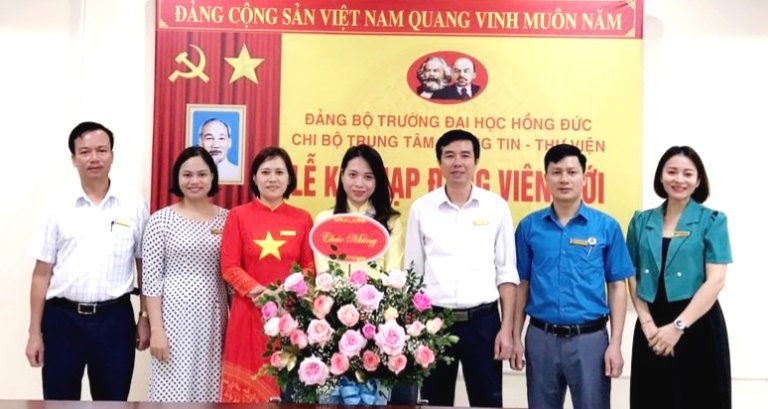 CHI BỘ TRUNG TÂM THÔNG TIN – THƯ VIỆN  TỔ CHỨC LỄ KẾT NẠP ĐẢNG VIÊN MỚI