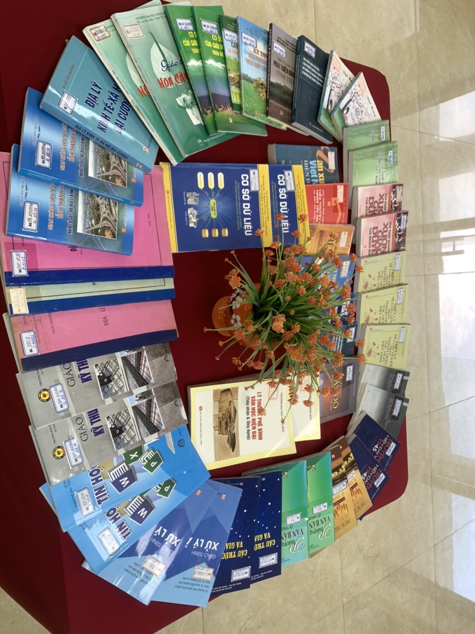 Thông báo về việc tổ chức triển lãm: Sách giáo trình, tham khảo, tạp chí nghiên cứu khoa học tại Thư Viện Đại Học Hồng Đức