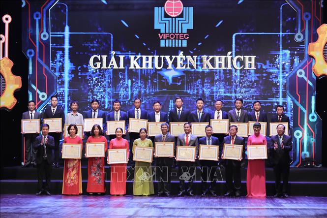 Hai cán bộ Trường Đại học Hồng Đức nhận giải thưởng tại lễ trao giải Sáng tạo khoa học công nghệ Việt Nam năm 2022