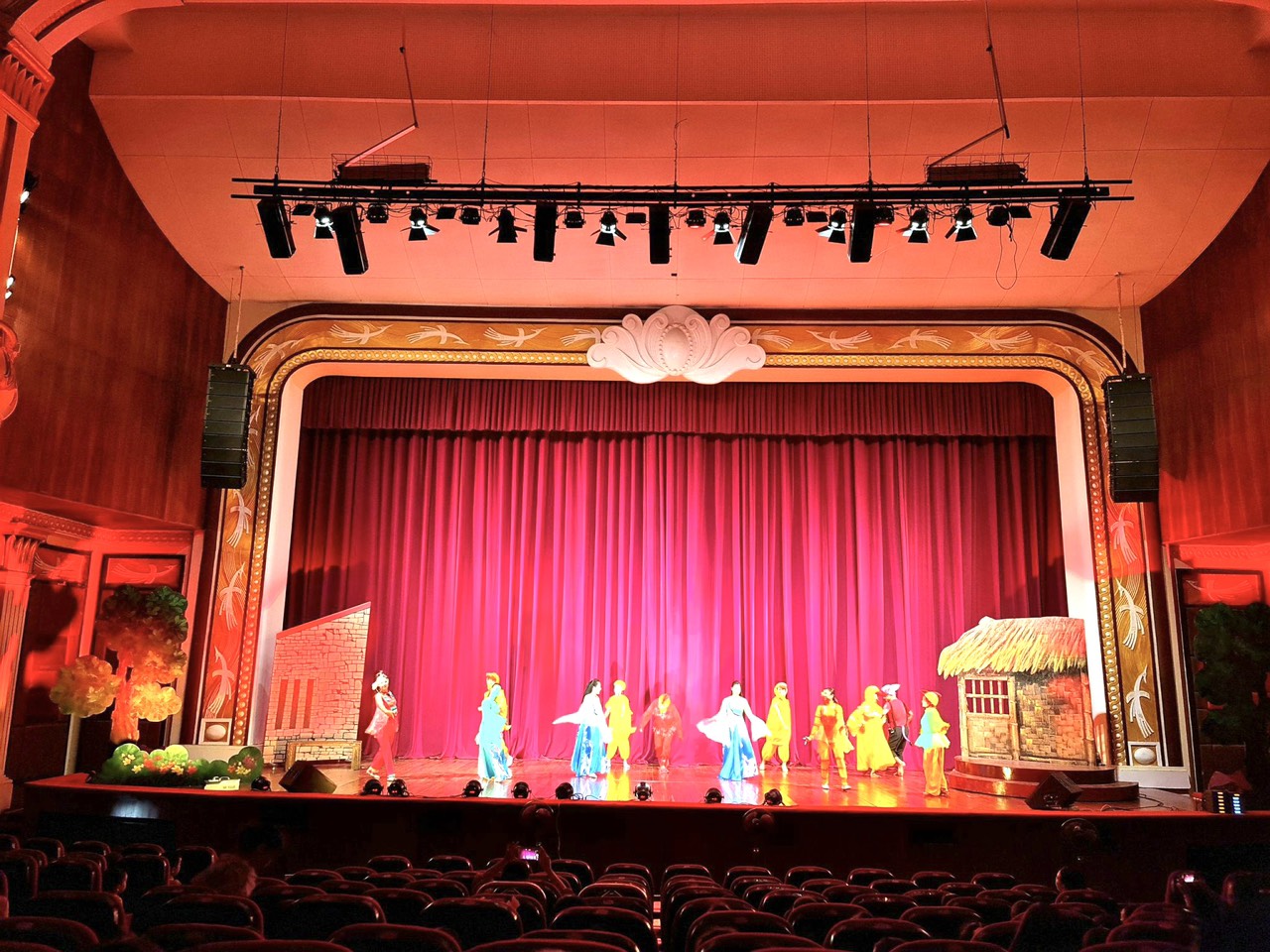 Trường Mầm non Thực Hành tổ chức cho trẻ đi xem kịch sân khấu thiếu nhi 