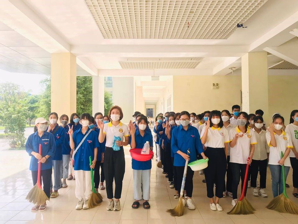 Launching the environmental sanitation campaign to celebrate Vietnamese Teachers’ Day 20/11/2021