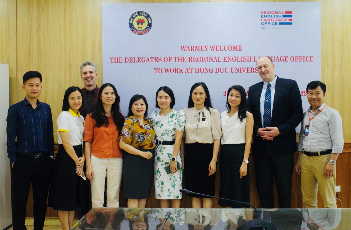 The delegation of Regional English Language Office, the US Embassy in Ha Noi paid a working visit to Hong Duc University 