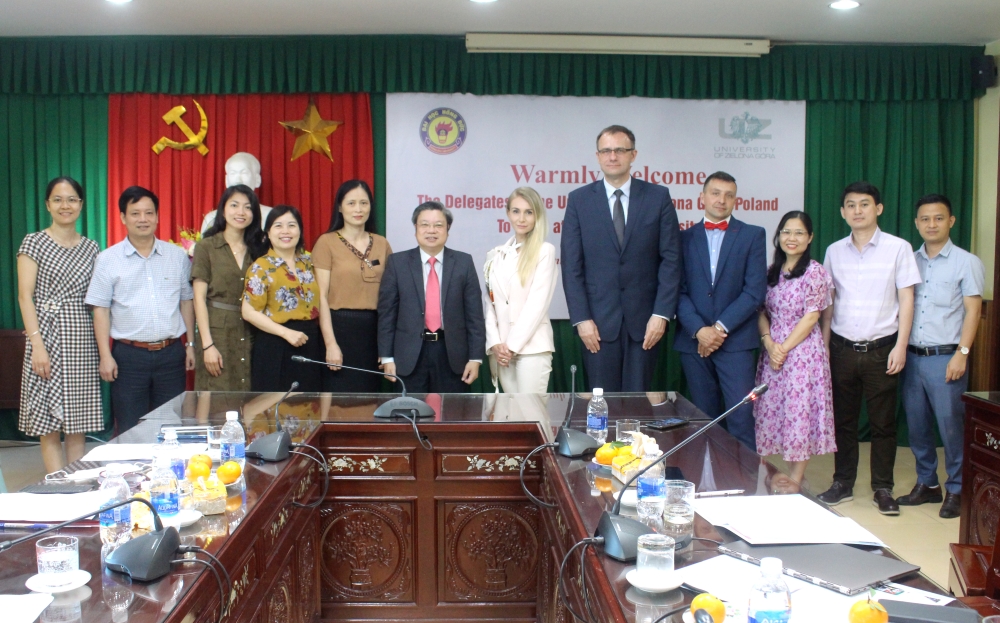 The delegation of Zielona Gora University - Poland paid a visit to Hong Duc University