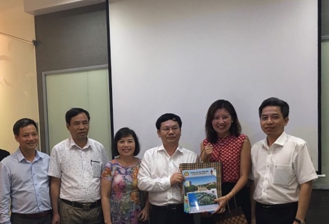 The delegation of Hong Duc University to visit SEED institute, Singapore