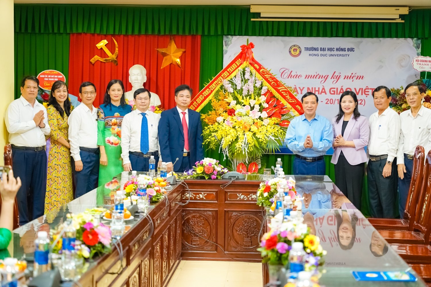 Đồng chí Phó Bí Thư Thường trực Tỉnh ủy Lại Thế Nguyên chúc mừng Trường Đại học Hồng Đức nhân kỷ niệm 40 năm ngày Nhà giáo Việt Nam