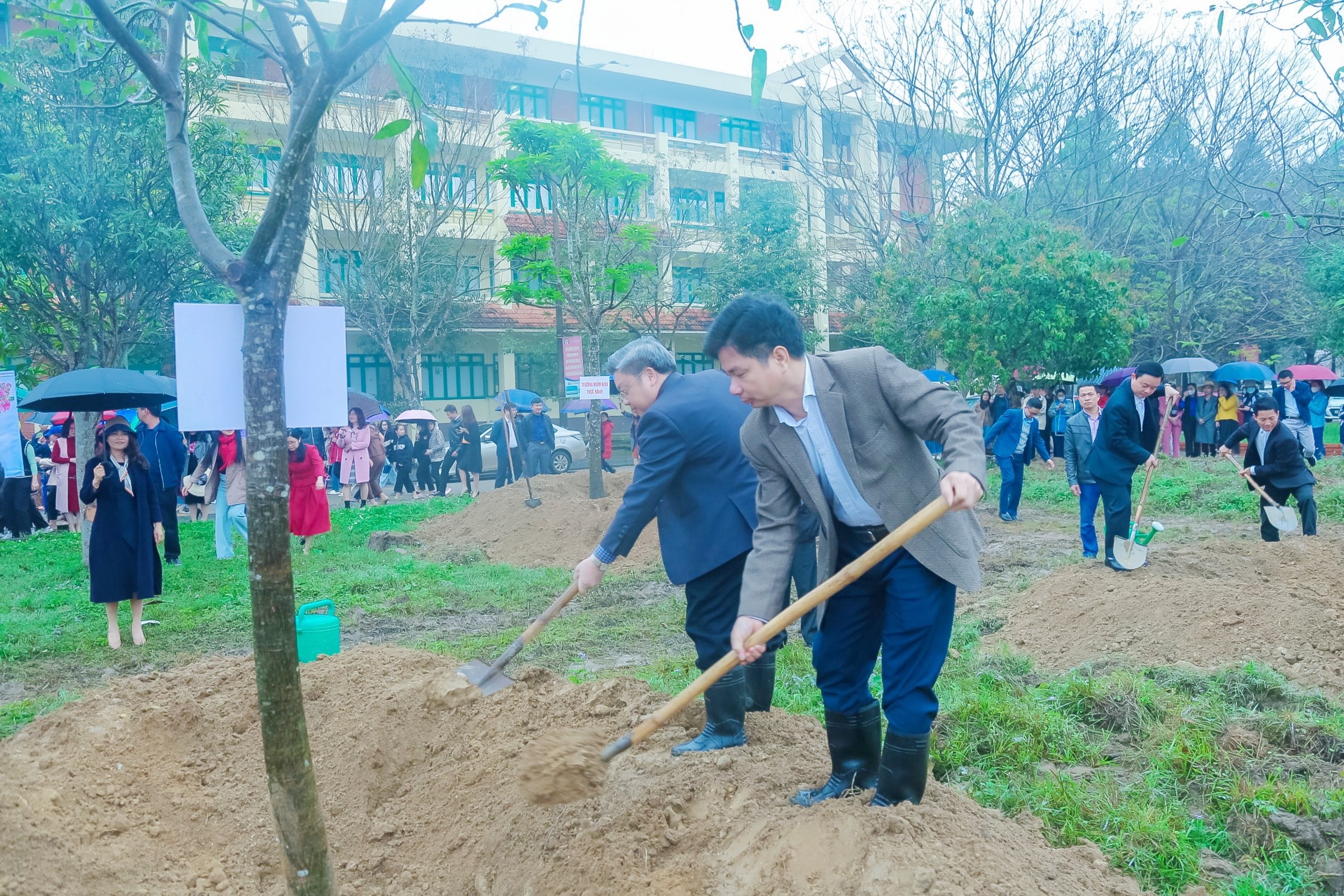 Công đoàn Trường Đại học Hồng Đức phối hợp tổ chức “Tết trồng cây đời đời nhớ ơn Bác Hồ” Xuân Quý Mão năm 2023