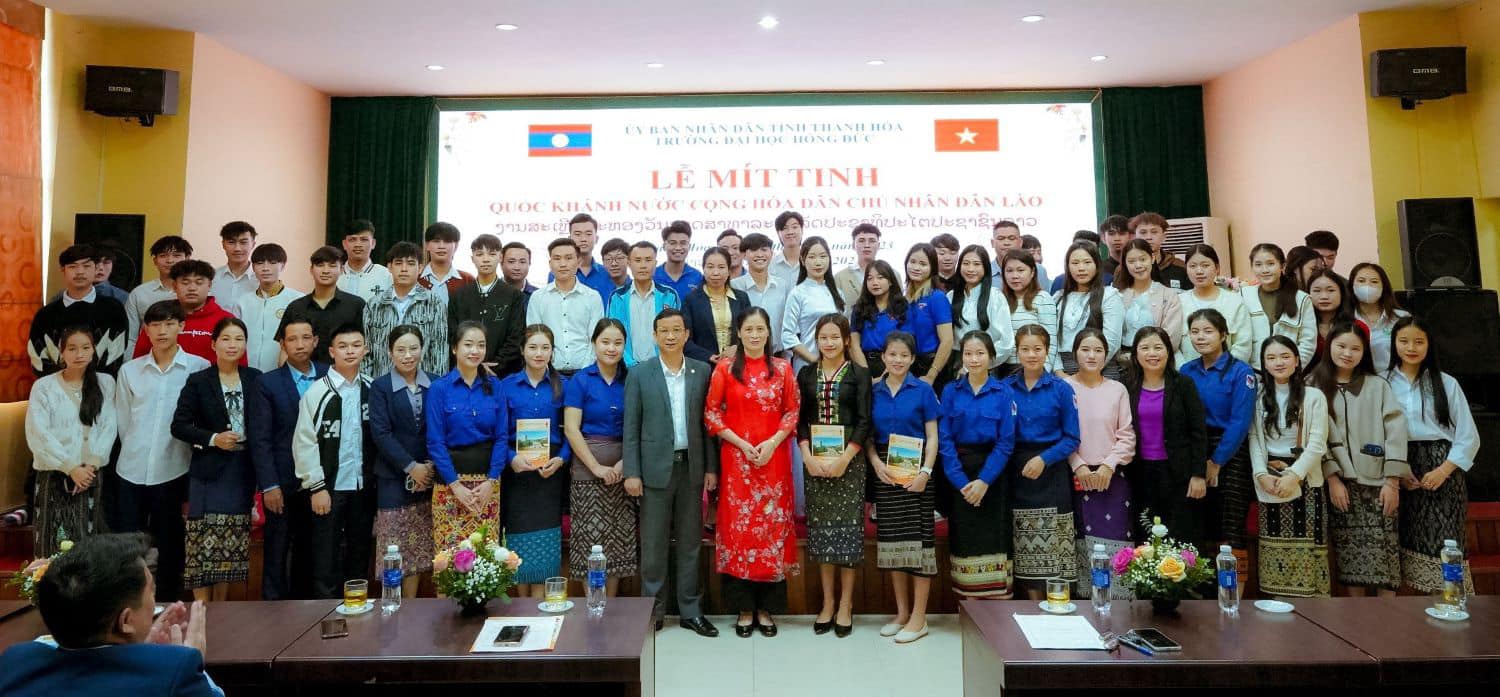 Ban chấp hành Đoàn - Hội sinh viên trường Đại học Hồng Đức dự Lễ kỷ niệm 48 năm Quốc khánh nước Cộng hòa Dân chủ Nhân dân Lào