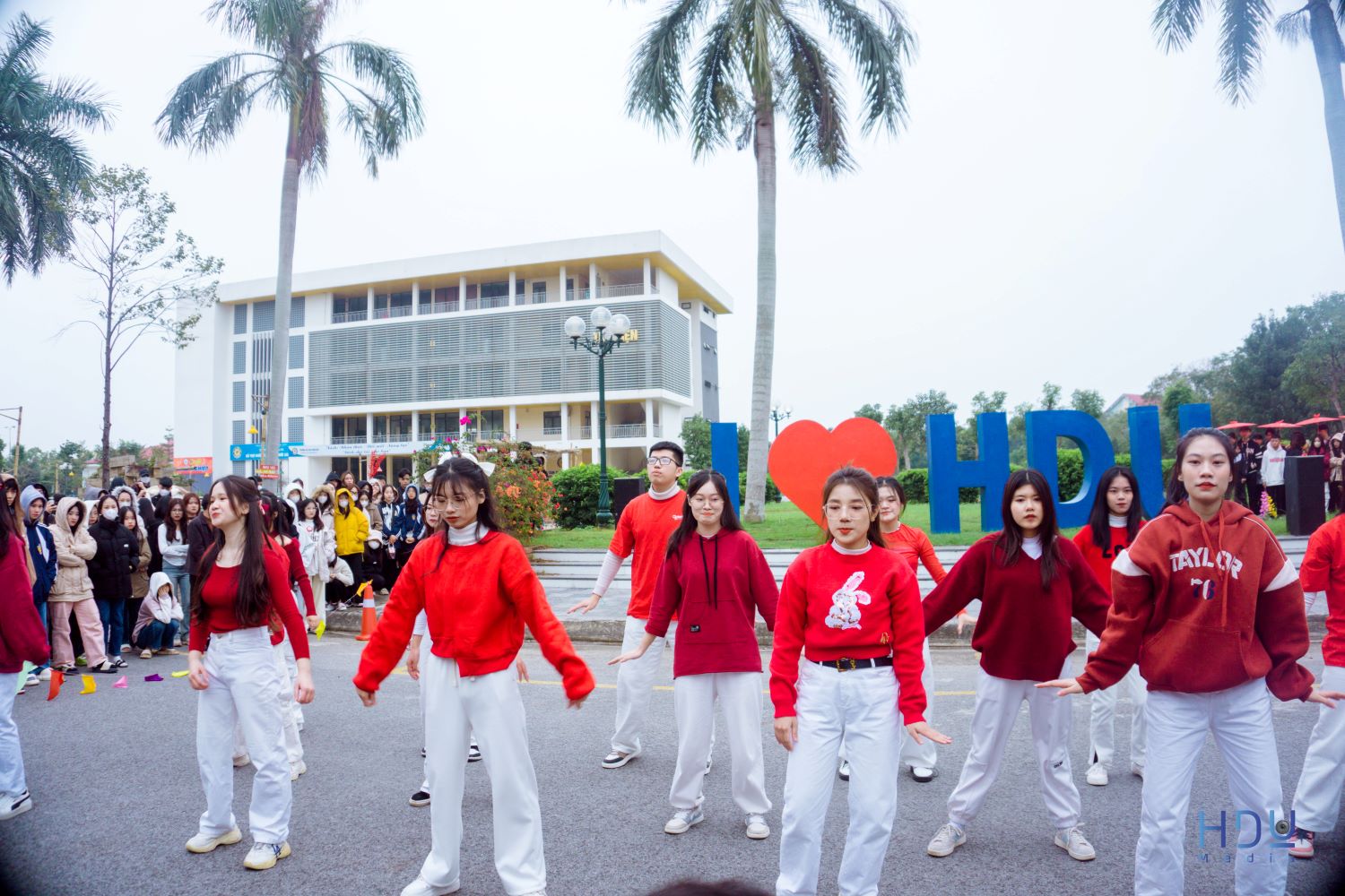 Sinh viên Trường Đại học Hồng Đức tích cực tham gia Cuộc thi Nhảy Flashmob Chào đón năm mới Xuân Giáp Thìn 2024
