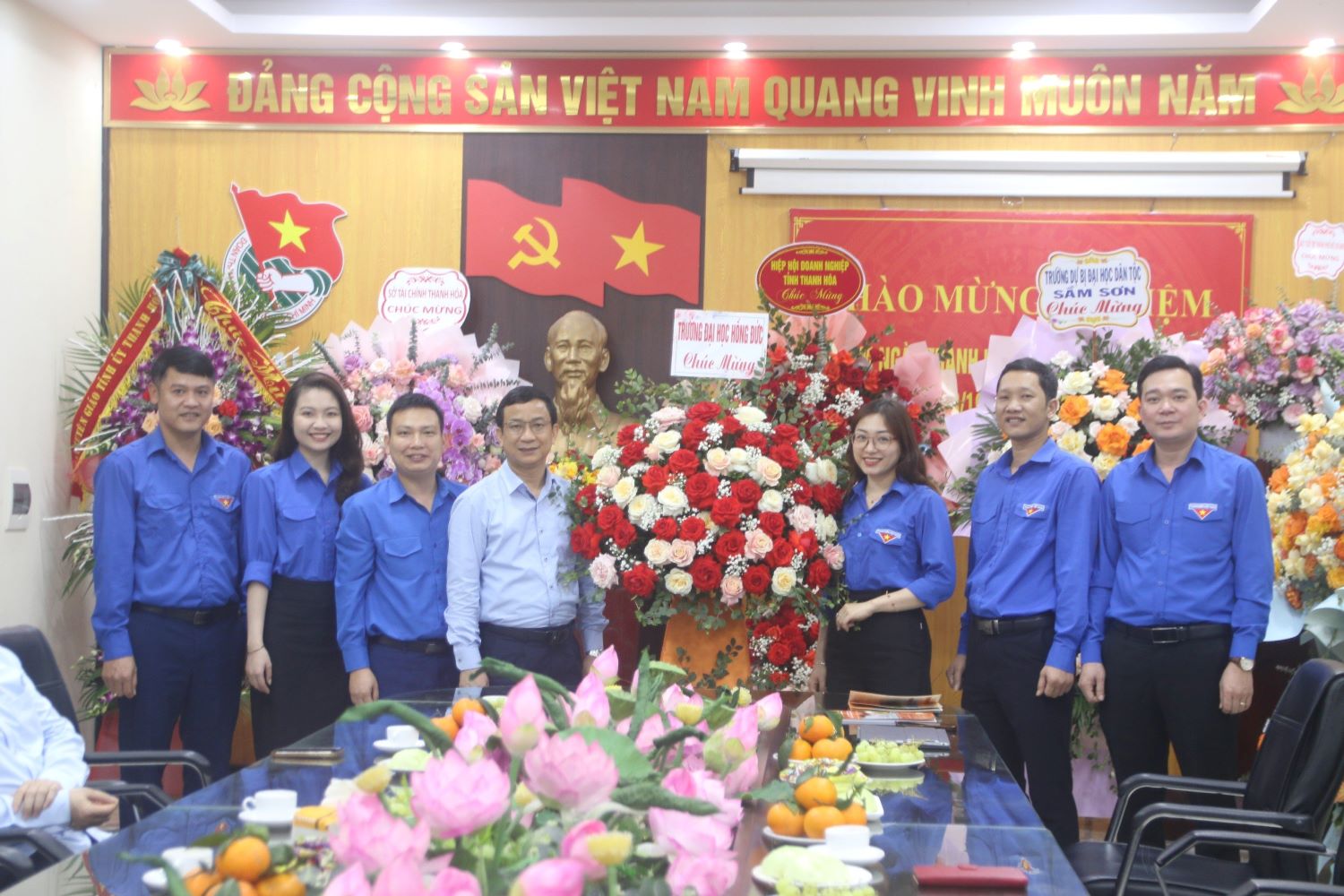 Trường Đại học Hồng Đức tặng hoa chúc mừng Đoàn TNCS Hồ Chí Minh tỉnh Thanh Hoá nhân kỷ niệm 93 năm Ngày thành lập đoàn TNCS Hồ Chí Minh.