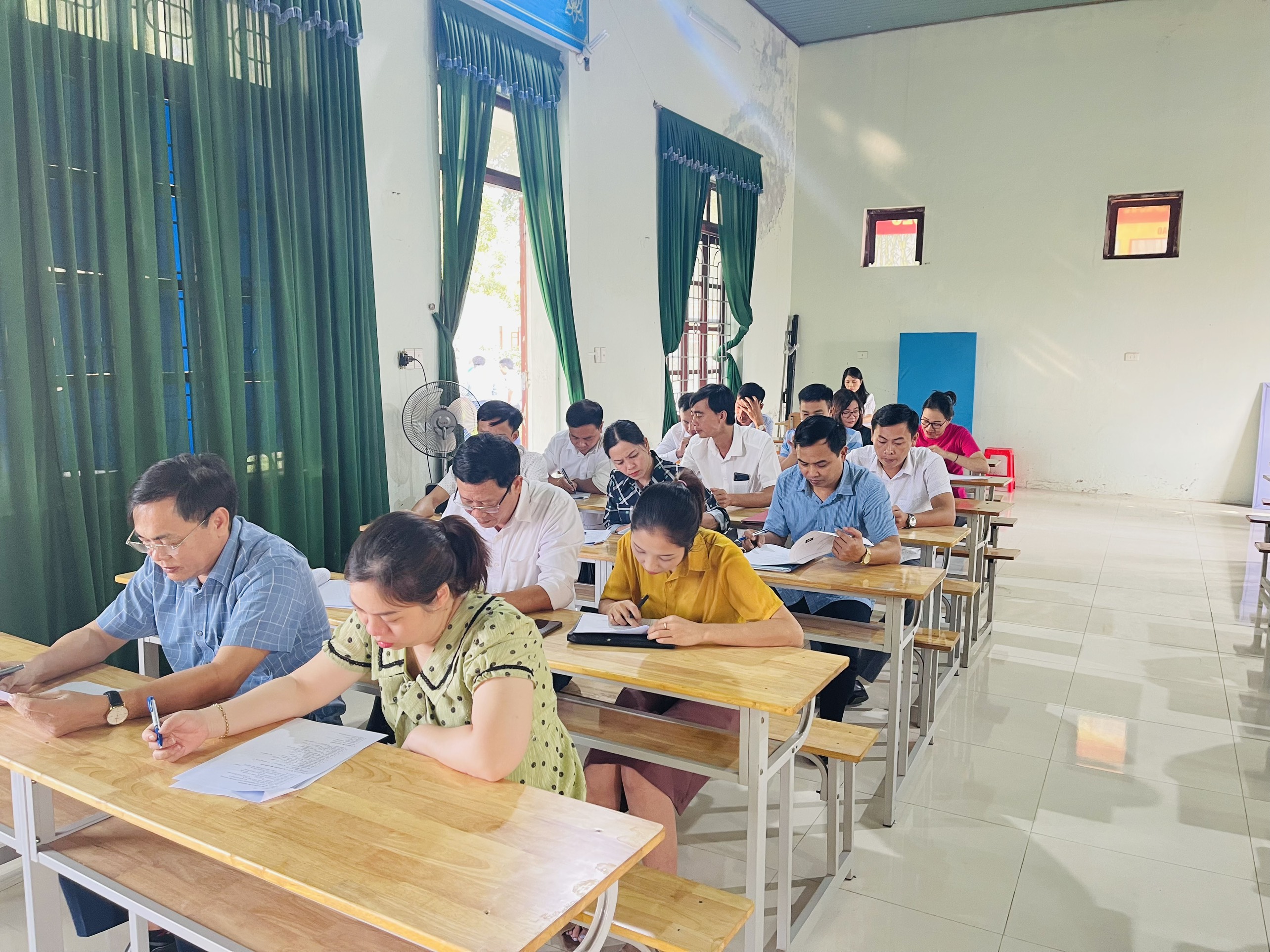 Trung tâm Giáo dục quốc tế, Trường Đại học Hồng đức tổ chức kiểm tra cuối khoá lớp tiếng Anh giao tiếp dành cho cán bộ công chức UBND huyện Nông Cống năm 2023.
