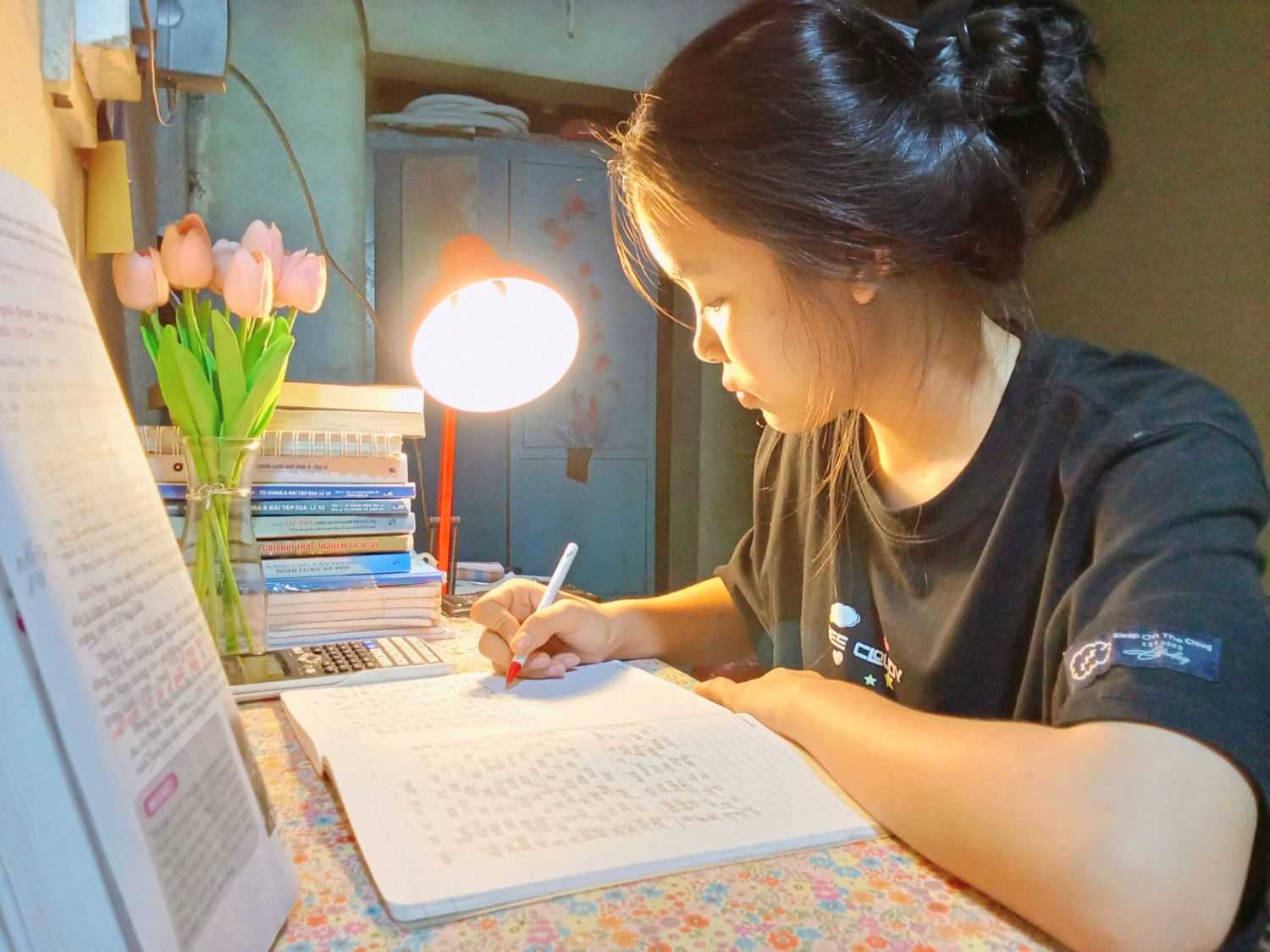 Thủ khoa ngành Sư phạm Lịch sử Trường Đại học Hồng Đức chia sẻ đam mê tìm hiểu lịch sử của dân tộc để lan toả lòng yêu nước