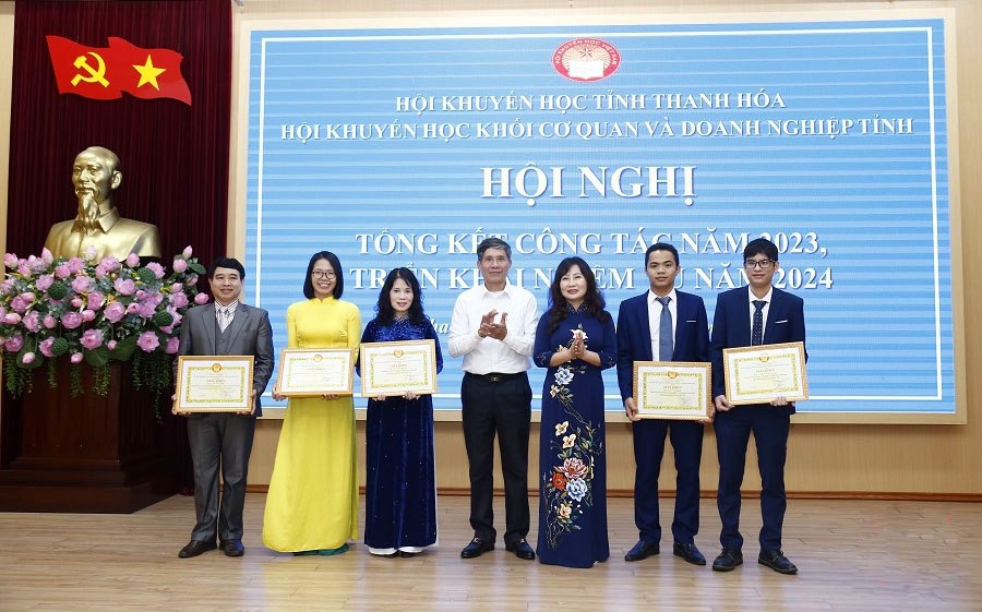 Trường Đại học Hồng Đức được trao tặng bằng khen của Trung ương Hội Khuyến học Việt Nam
