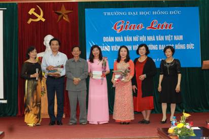 Giao lưu đoàn nhà văn nữ Hội Nhà văn Việt Nam và giảng viên, sinh viên trường Đại học Hồng Đức