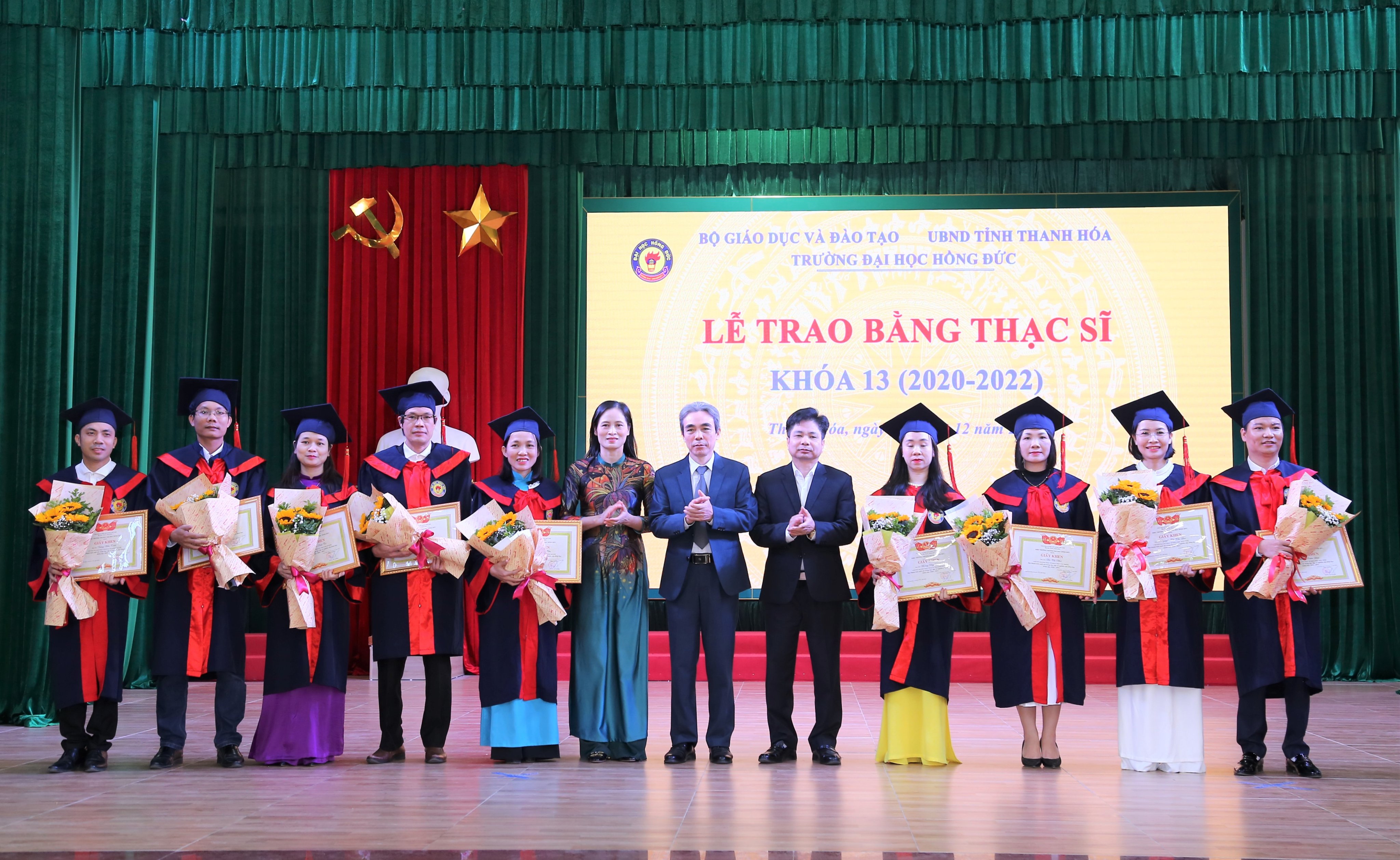 Các học viên Cao học chuyên ngành Lịch sử Việt Nam và Địa lí học K13 được trao bằng Tốt nghiệp Thạc sĩ