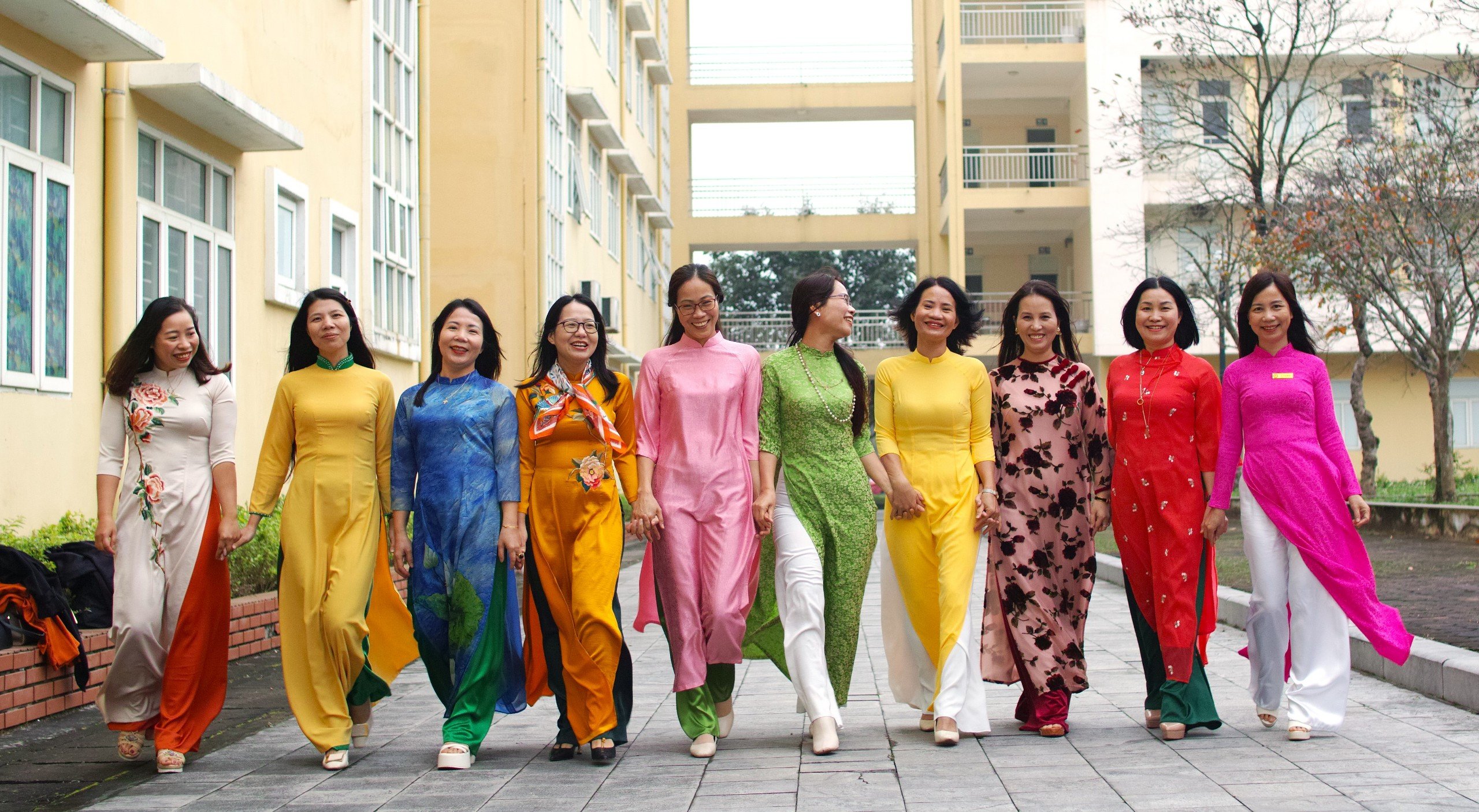 Nữ công khoa Khoa học xã hội rực rỡ trong “Tuần lễ áo dài” - Tôn vinh văn hóa Việt