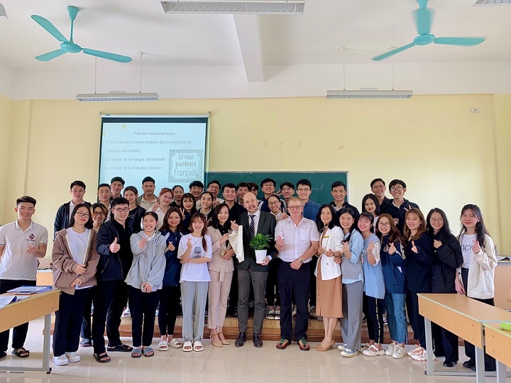 Đoàn đại sứ quán Pháp tại Việt Nam thăm và giao lưu với sinh viên học tiếng Pháp tại khoa Ngoại ngữ, Trường Đại học Hồng Đức.