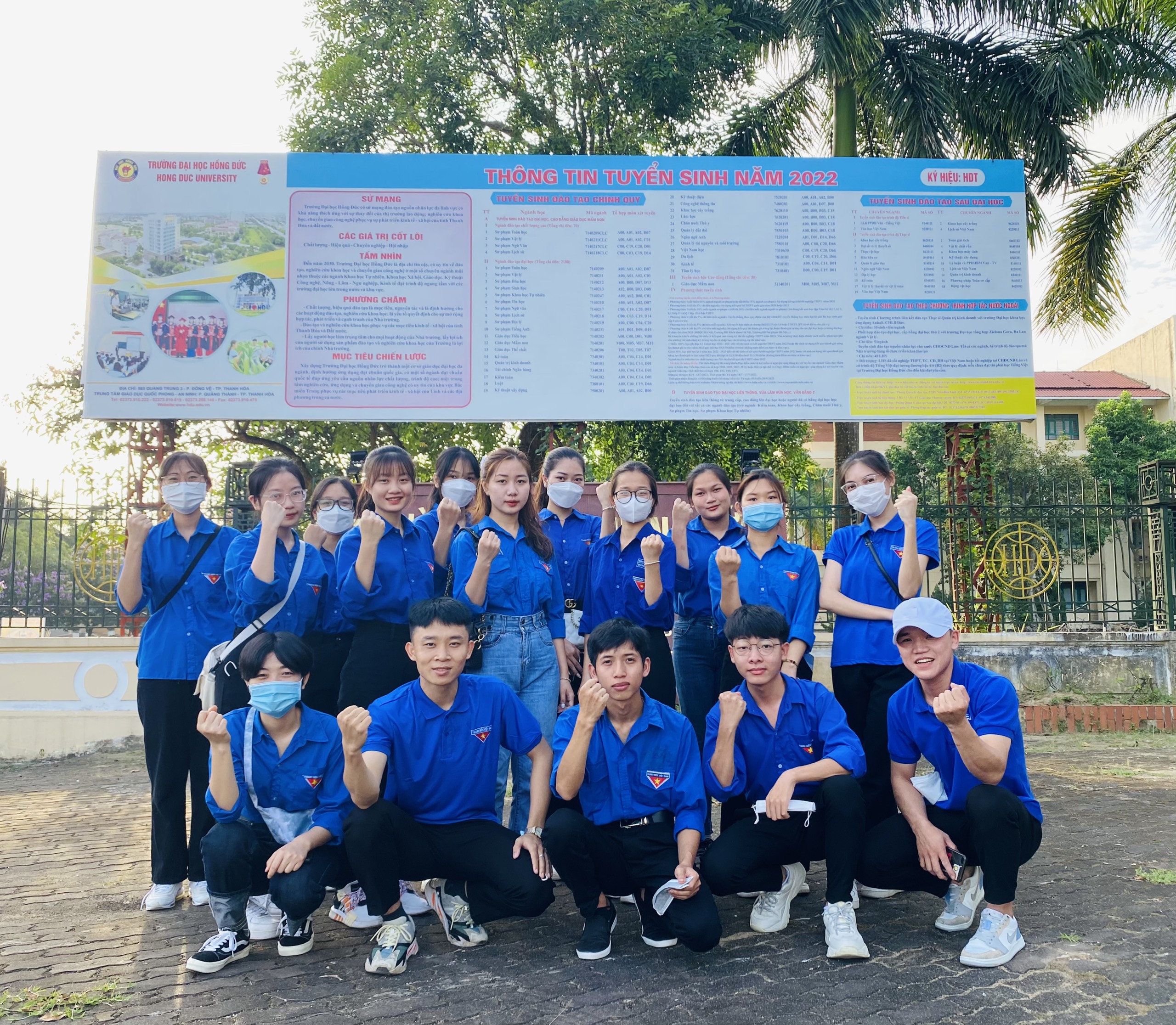 Tuổi trẻ Trường Đại học Hồng Đức ra quân tổng vệ sinh môi trường cùng Xanh Việt Nam tại khu vực Cầu Tạnh Xá 2 - phường Đông Vệ