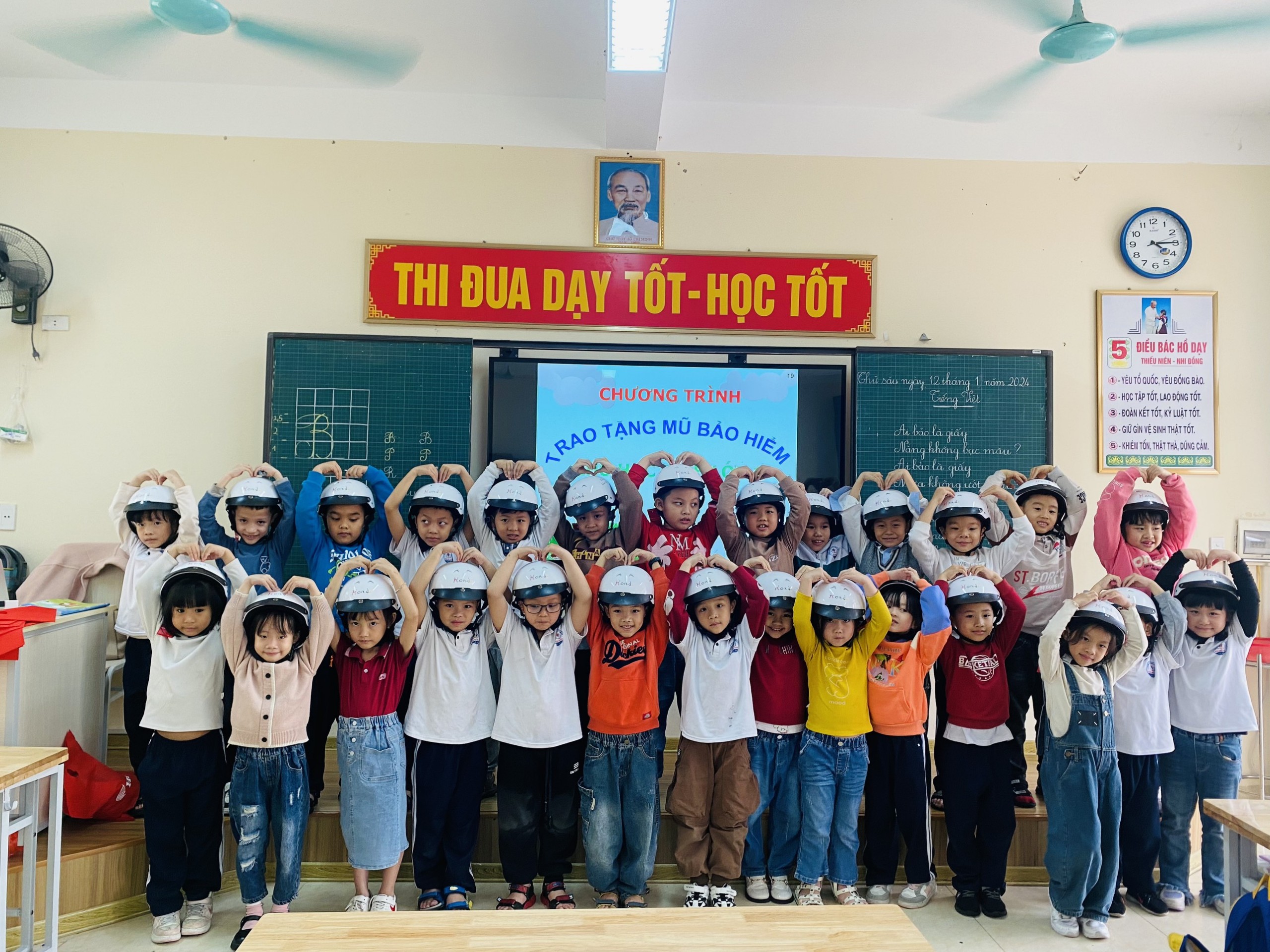 Công ty Honda Việt Nam trao tặng mũ bảo hiểm cho học sinh lớp 1 trường TH, THCS&THPT Hồng Đức