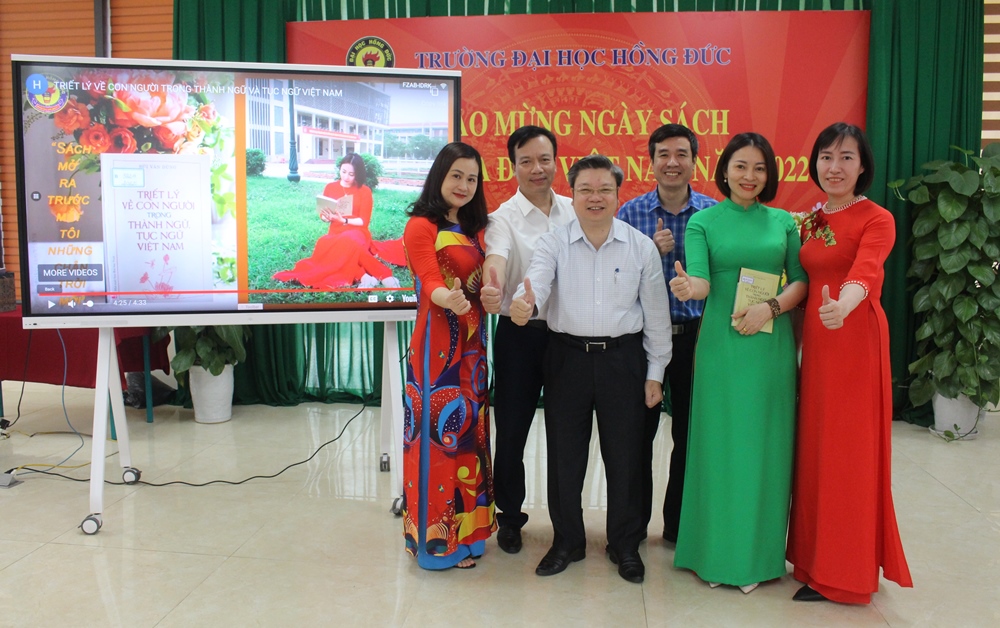 Nhà giáo Bùi Văn Dũng tham dự và tặng sách cho Trung tâm Thông tin Thư viện trong Ngày sách và Văn hoá đọc Việt Nam năm 2022
