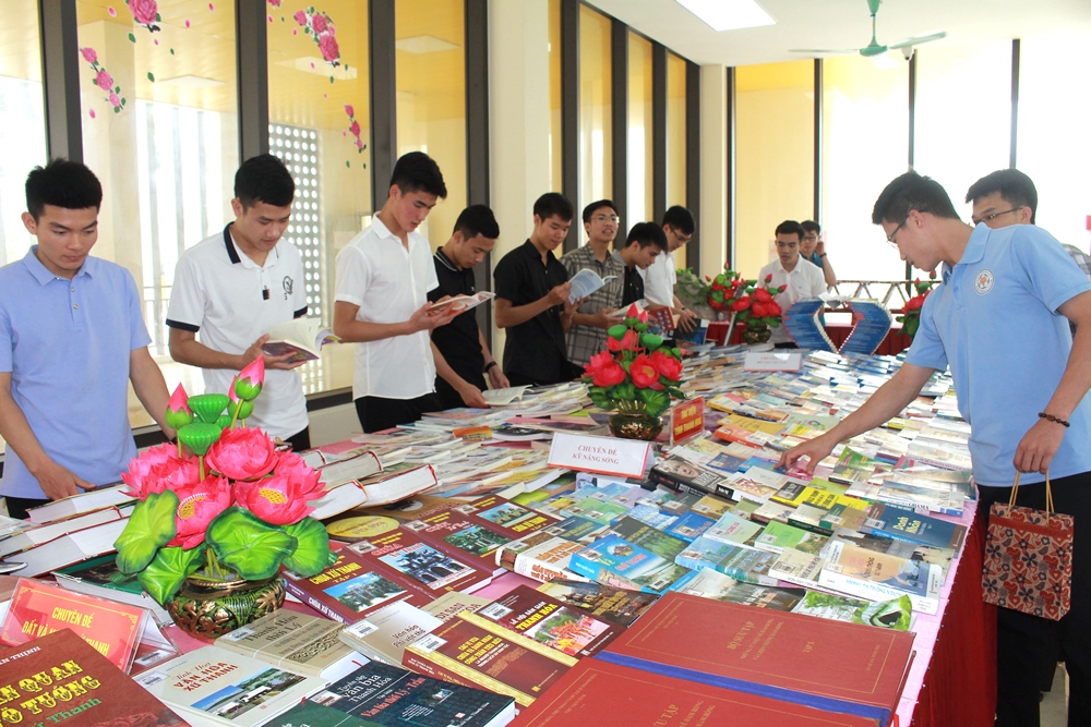 Chủ tịch Hồ Chí Minh với đọc sách và tự học