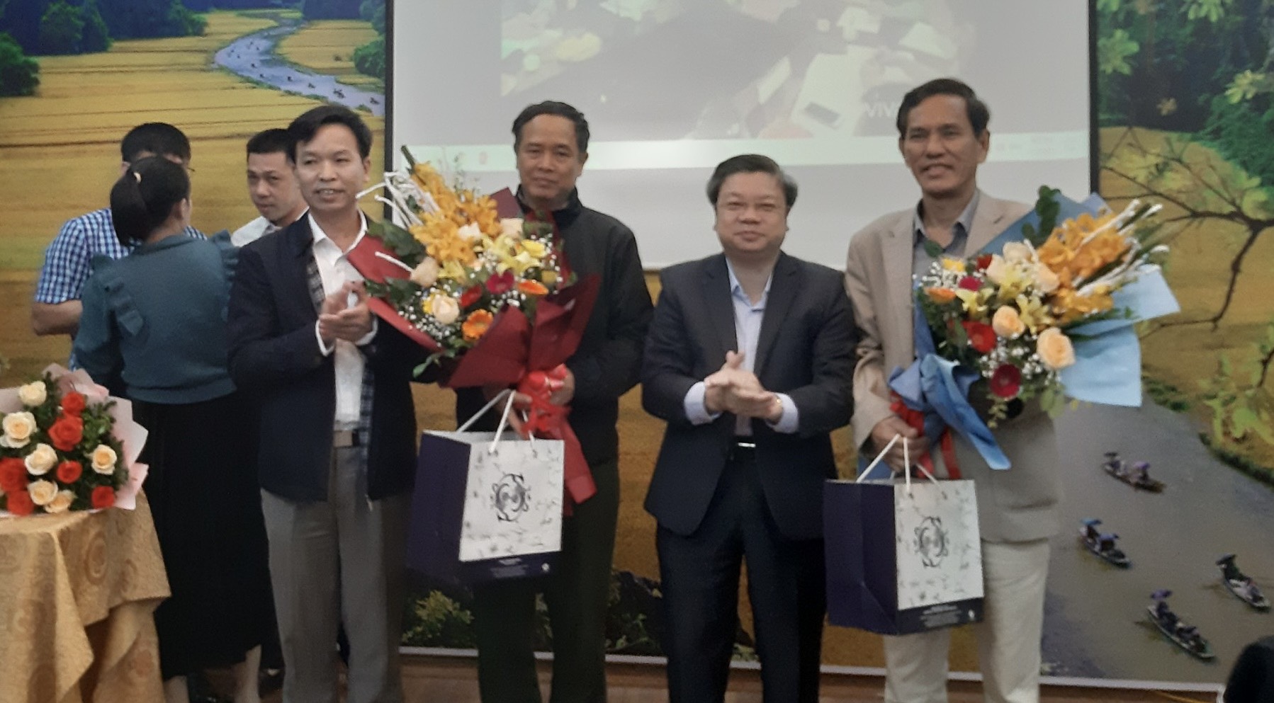 Trung tâm GDQPAN tổ chức tri ân đồng chí Nguyễn Ngọc Quy Phó Giám đốc Trung tâm và đồng chí Trịnh Duy Huy Phó Giám đốc Trung tâm nghỉ hưu theo chế độ nhà nước