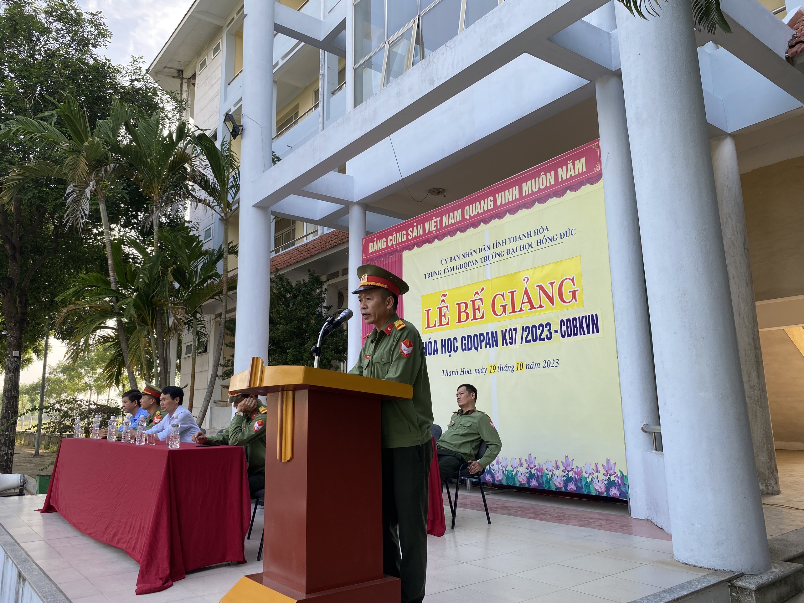 Lễ bế giảng khóa K97 GDQPAN cho sinh sinh viên trường Cao đẳng Bách Khoa Việt Nam năm 2023