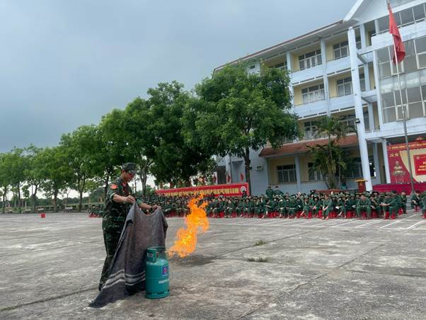 Hoạt động huấn luyện các kỹ năng phòng cháy chữa cháy và cứu nạn cứu hộ cho sinh viên khóa học GDQPAN K105/2024-ĐHHĐ