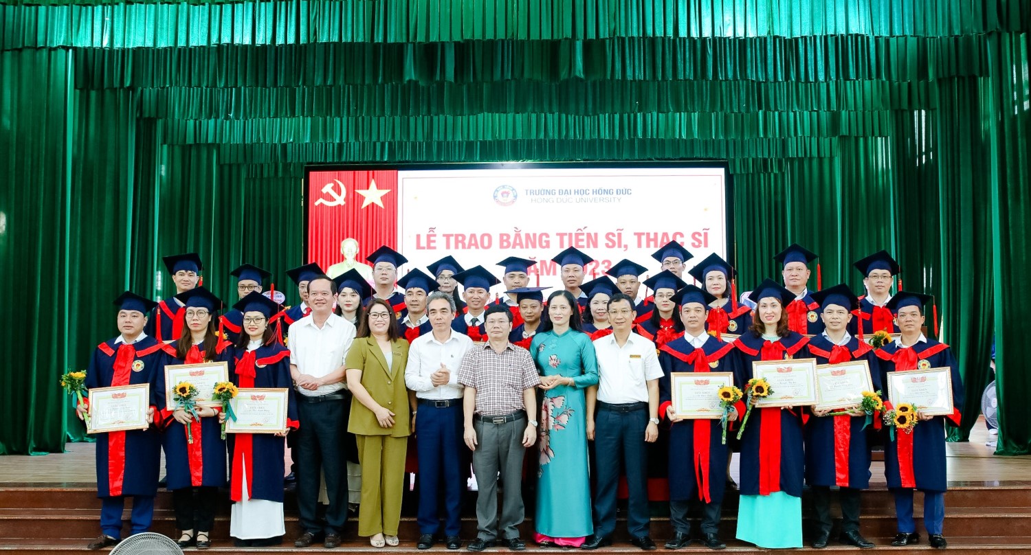 Hơn 300 tân tiến sĩ, thạc sĩ Trường Đại học Hồng Đức rạng rỡ trong Lễ trao bằng tốt nghiệp năm 2023