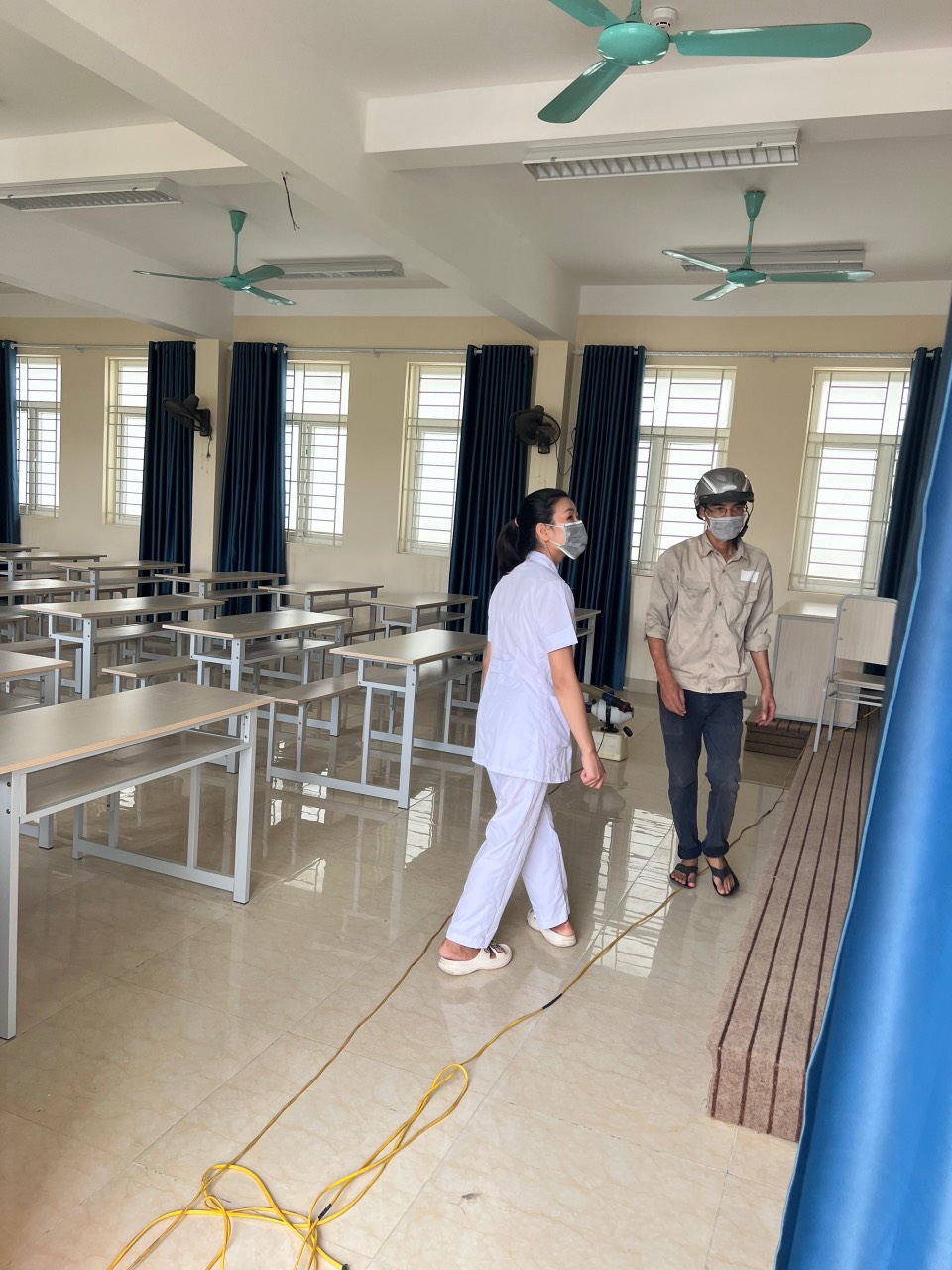 Trạm Y tế - tổ chức thực hiện phun thuốc diệt côn trùng tại Trường TIểu học, Trung học cơ sở và Trung học phổ thông Hồng Đức