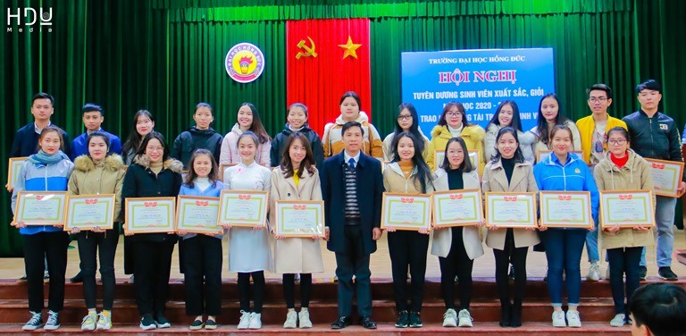 Ceremony to honor excellent students and award scholarships to sponsor students for the academic year 2020-2021